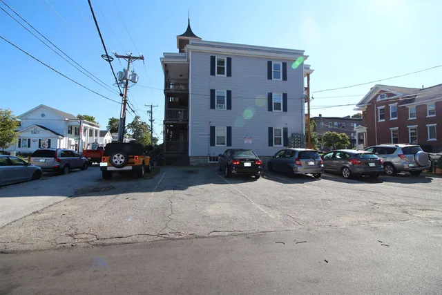 $1,100 | 174 Concord Street, Unit 1, Manchester, NH 03104