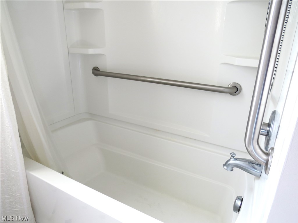 10130 Lee Road Minerva, OH 44657 - Photo 13 of 35 clean and bright hallway tub/shower.