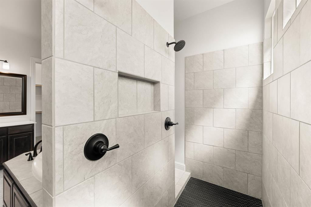 6211 Cedar Elm Road Midlothian, TX 76065 - Photo 18 of 28 Primary Bathroom