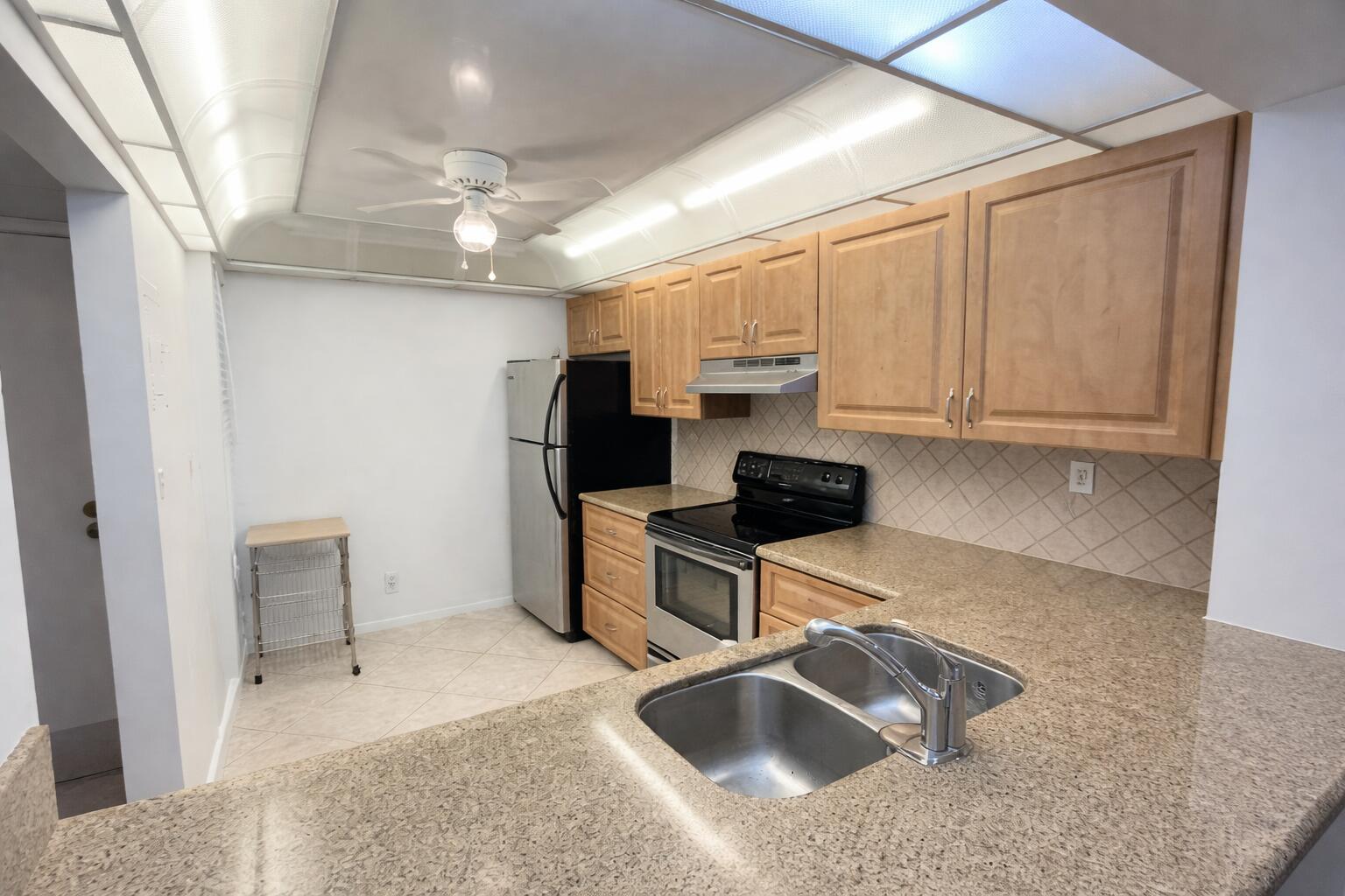 1 Royal Palm Way, Unit 3050 Boca Raton, FL 33432 - Photo 4 of 24 a kitchen that has a sink and a stove in it