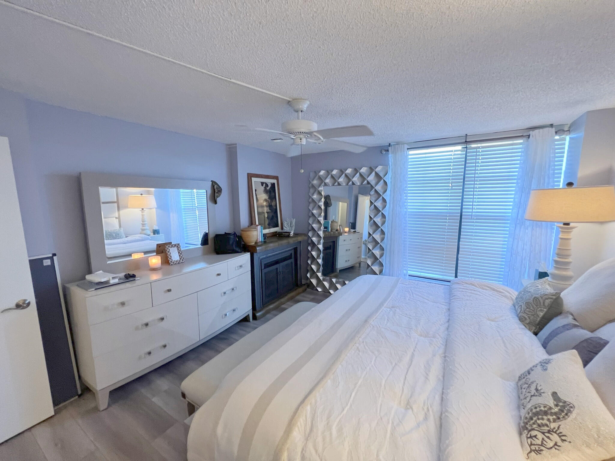 1 Royal Palm Way, Unit 3050 Boca Raton, FL 33432 - Photo 9 of 24 a bed room with a bed and a lamp
