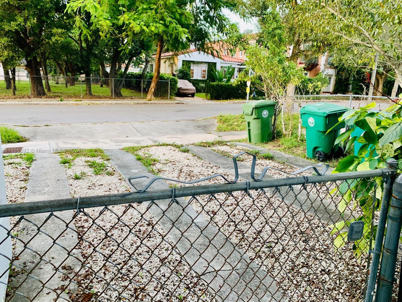 2 Northeast 45th Street, Unit 4 Miami, FL 33137 - Photo 10 of 15 a view of a backyard