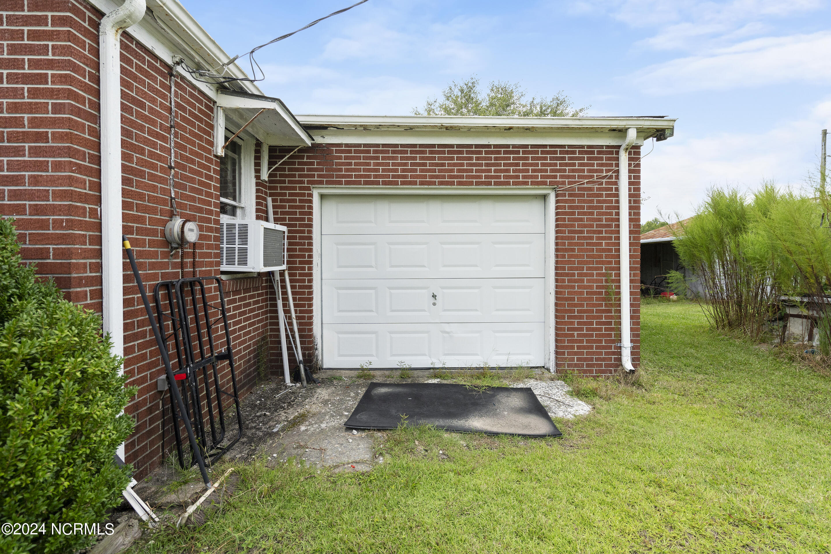 213 Mutt Griffin Road Pink Hill, NC 28572 - Photo 25 of 33 Garage