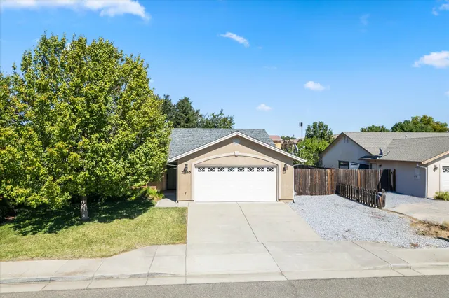 a view of a house with backyard porch and garden