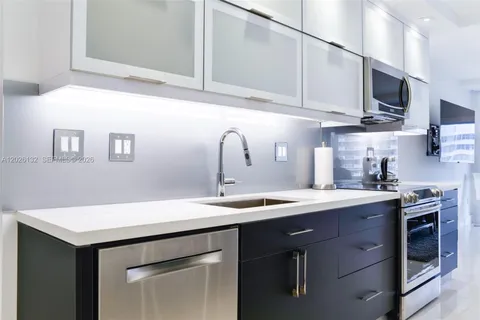 $585,000 | 1950 South Ocean Drive, Unit 9N, Hallandale Beach, FL 33009
