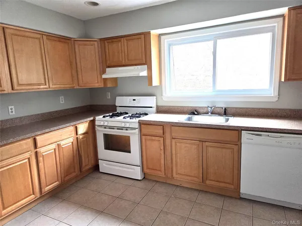$2,350 | 18 Pavilion Ridge Way, Unit 16, Suffern, NY 10901
