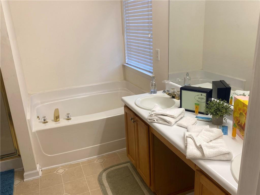 541 Cascade Hills Court Southwest Atlanta, GA 30331 - Photo 30 of 38 a bathroom with a sink vanity and tub