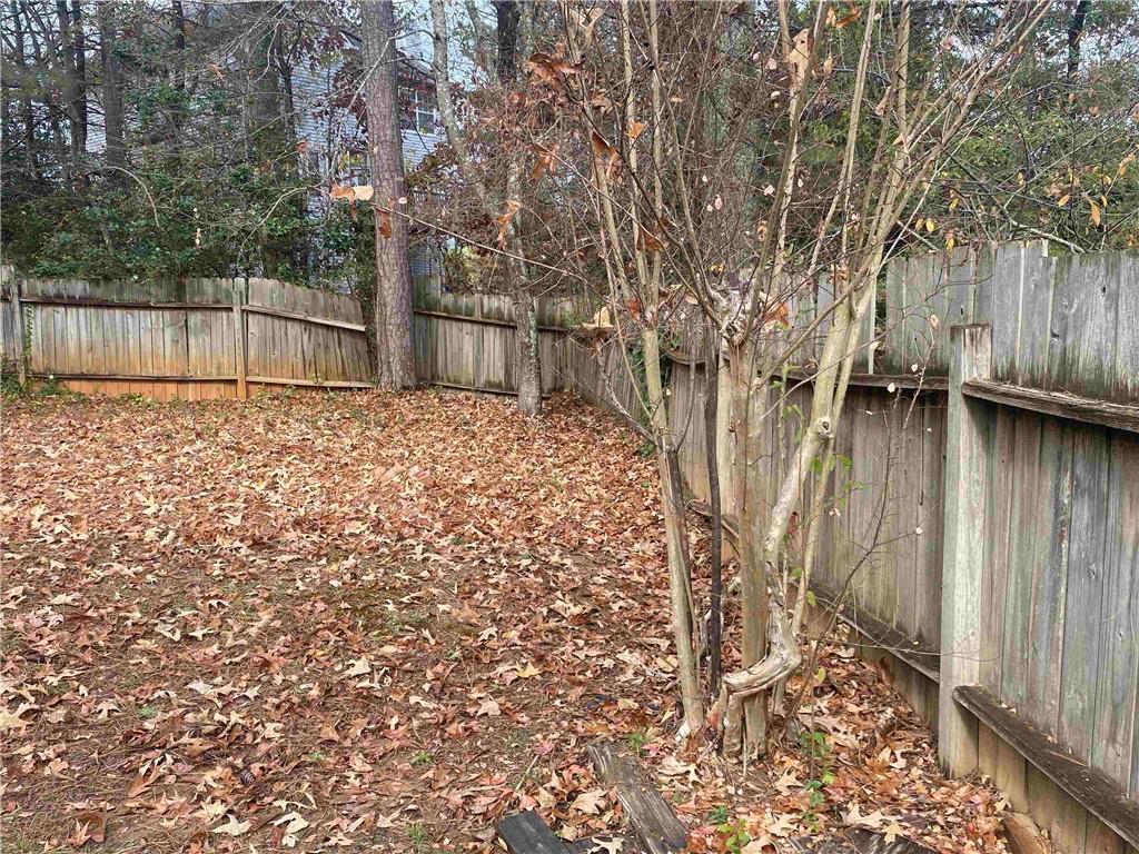 541 Cascade Hills Court Southwest Atlanta, GA 30331 - Photo 7 of 38 a backyard of a house with lots of green space