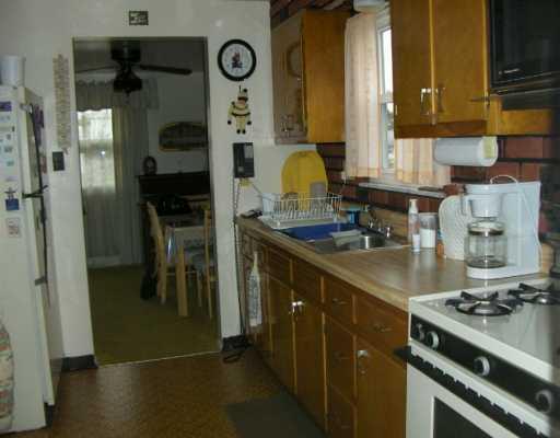 117 Homer Circle McKees Rocks, PA 15136 - Photo 4 of 8 Kitchen.