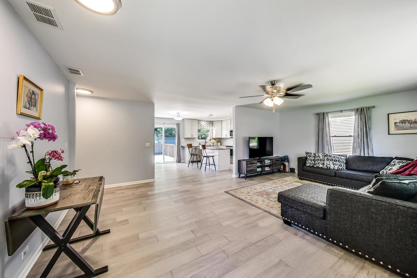 1805 Fairfield Road Lindenhurst, IL 60046 - Photo 2 of 23 Gallery Image 2
