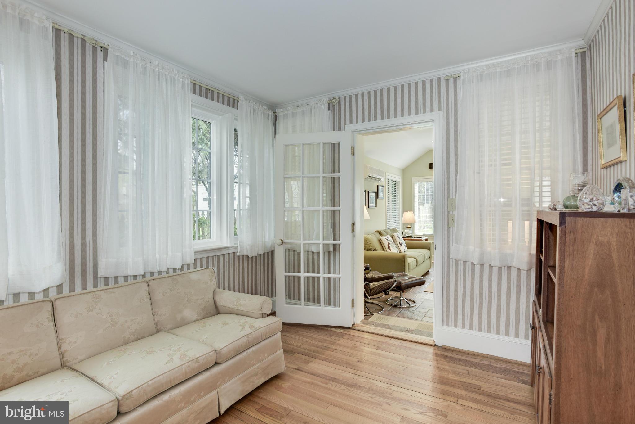 609 Chumleigh Road Baltimore, MD 21212 - Photo 13 of 30 a living room with furniture and a gate