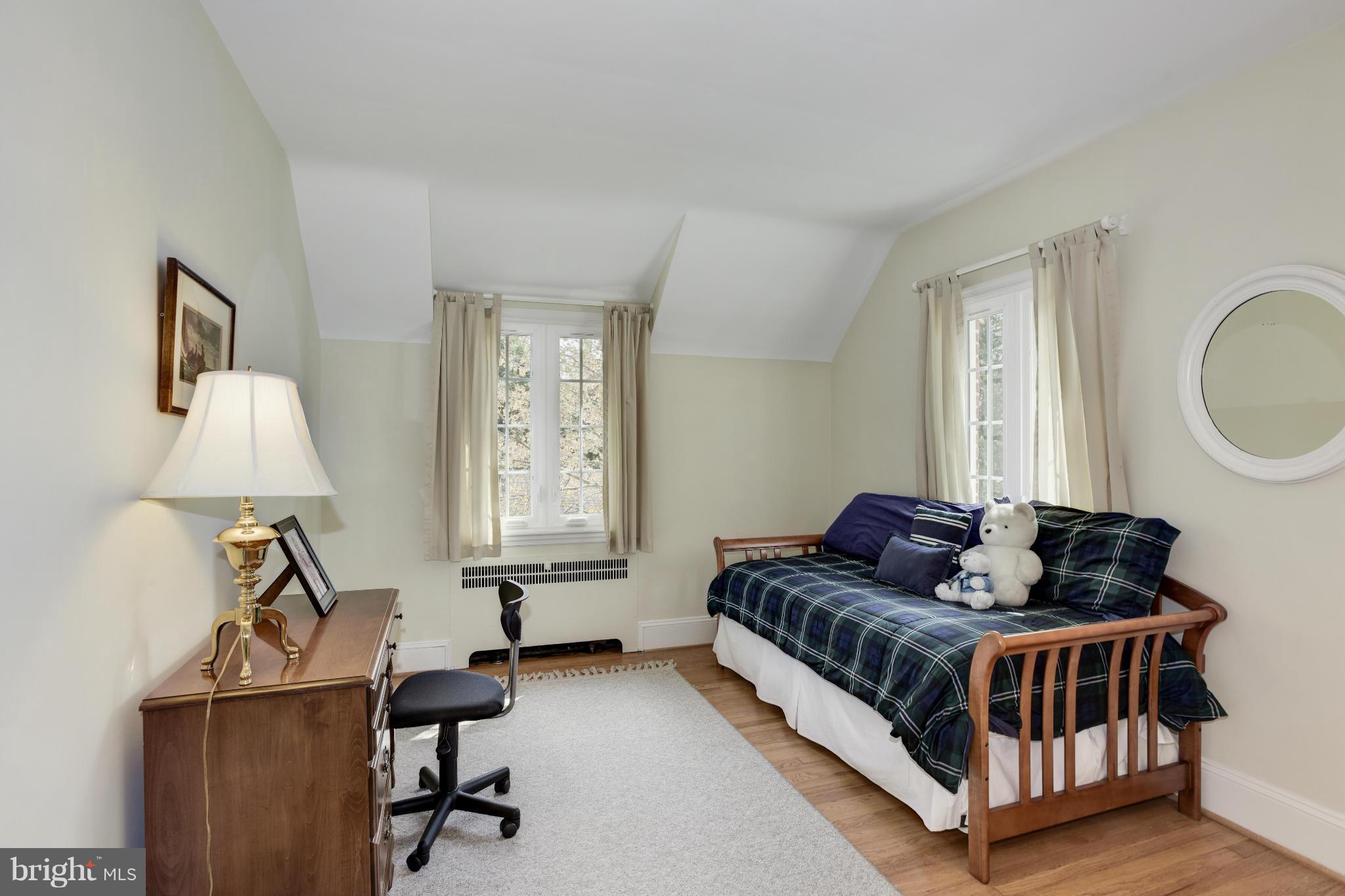 609 Chumleigh Road Baltimore, MD 21212 - Photo 25 of 30 a living room with furniture and a window