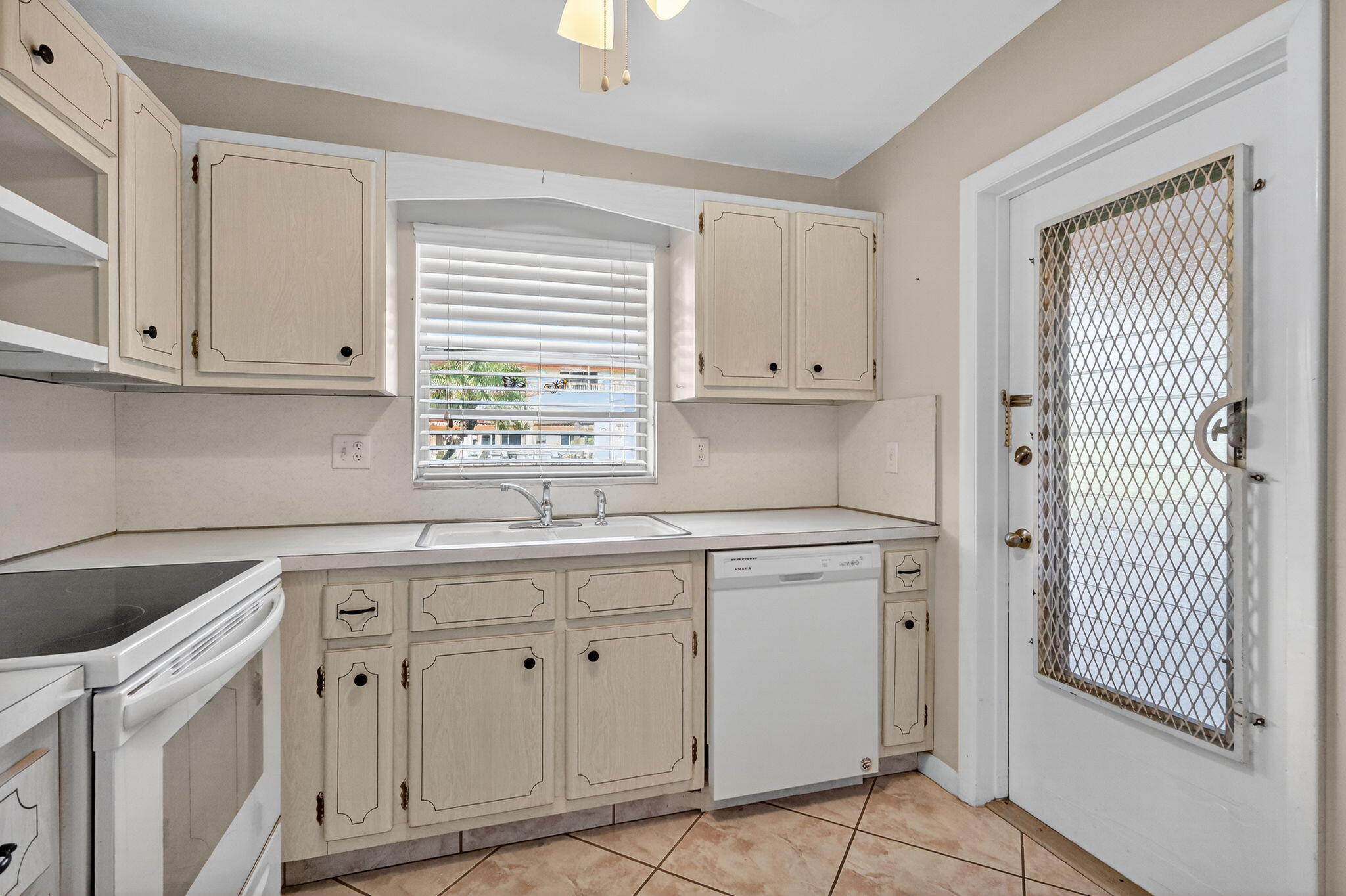 5300 Washington Street, Unit J116 Hollywood, FL 33021 - Photo 15 of 36 13-web-or-mls-003_8H3A5704