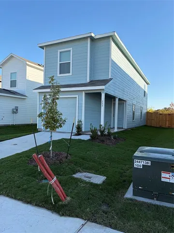 a view of a house with backyard
