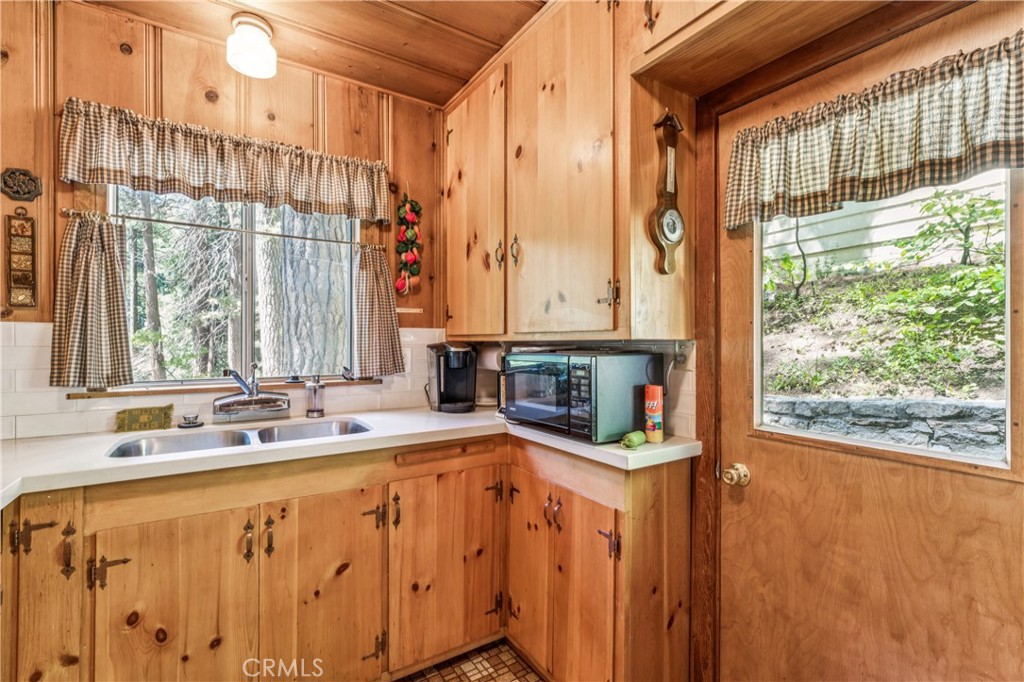 404 Hillside Road Lake Arrowhead, CA 92352 - Photo 14 of 30