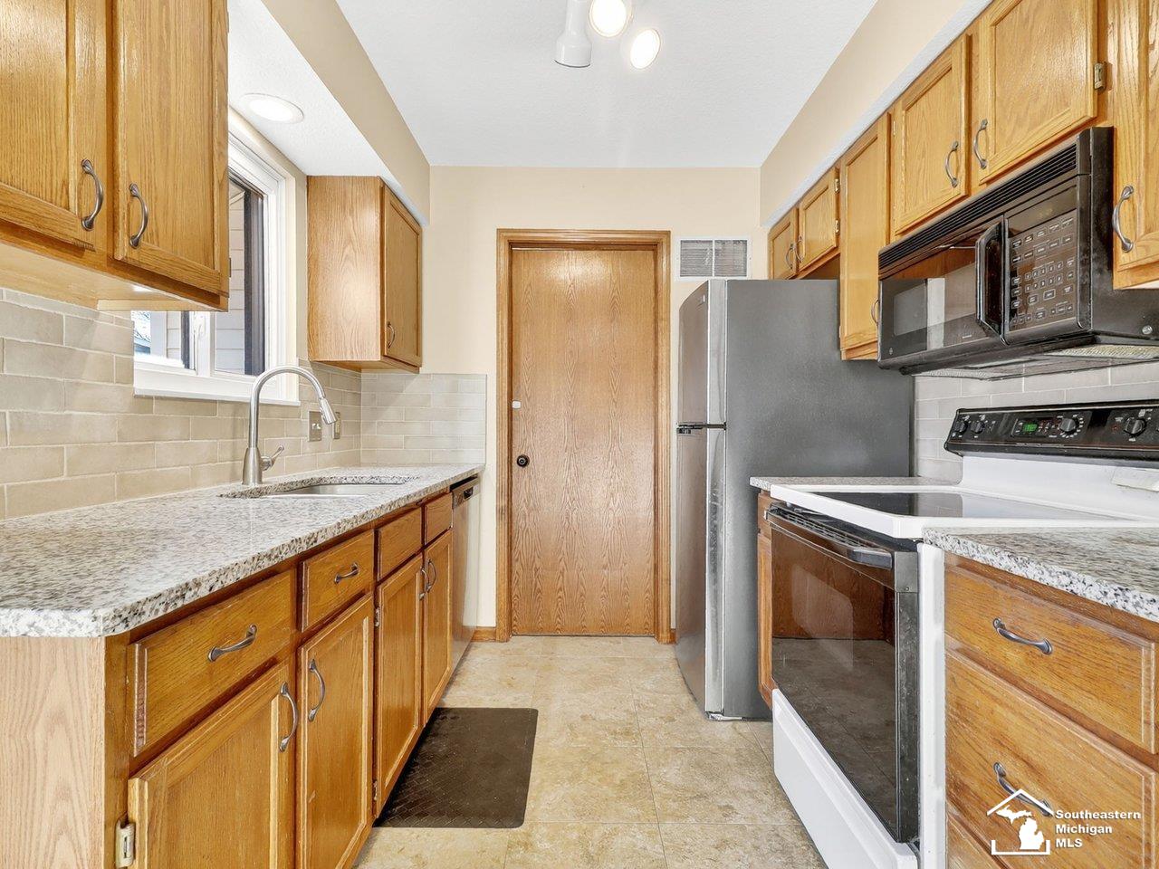 7010 Douglas Road Lambertville, MI 48144 - Photo 13 of 41 50194302-2a0de428-ee18-47e5-bfd3-7bcc588129bf.JPG