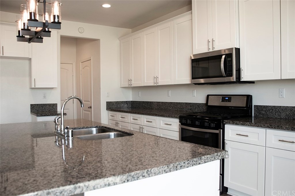 977 Peach Grove Riverside, CA 92501 - Photo 8 of 36