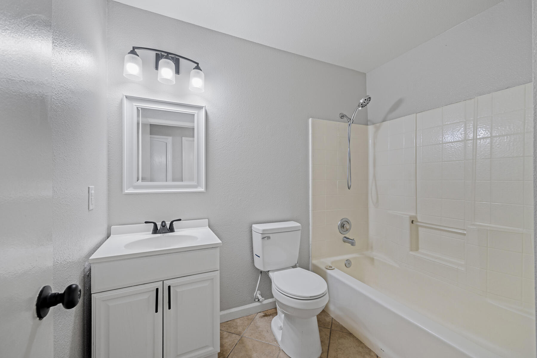 2157 Country View Avenue Tulare, CA 93274 - Photo 13 of 22 19 - Hallway Bathroom