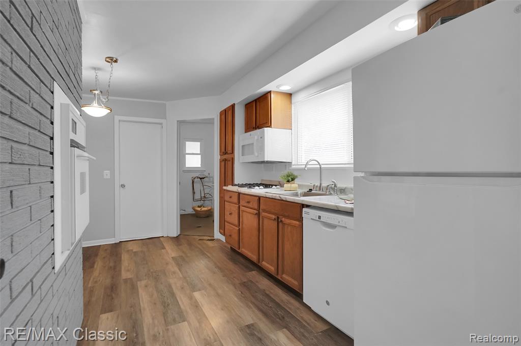 18248 Farmington Road Livonia, MI 48152 - Photo 3 of 30