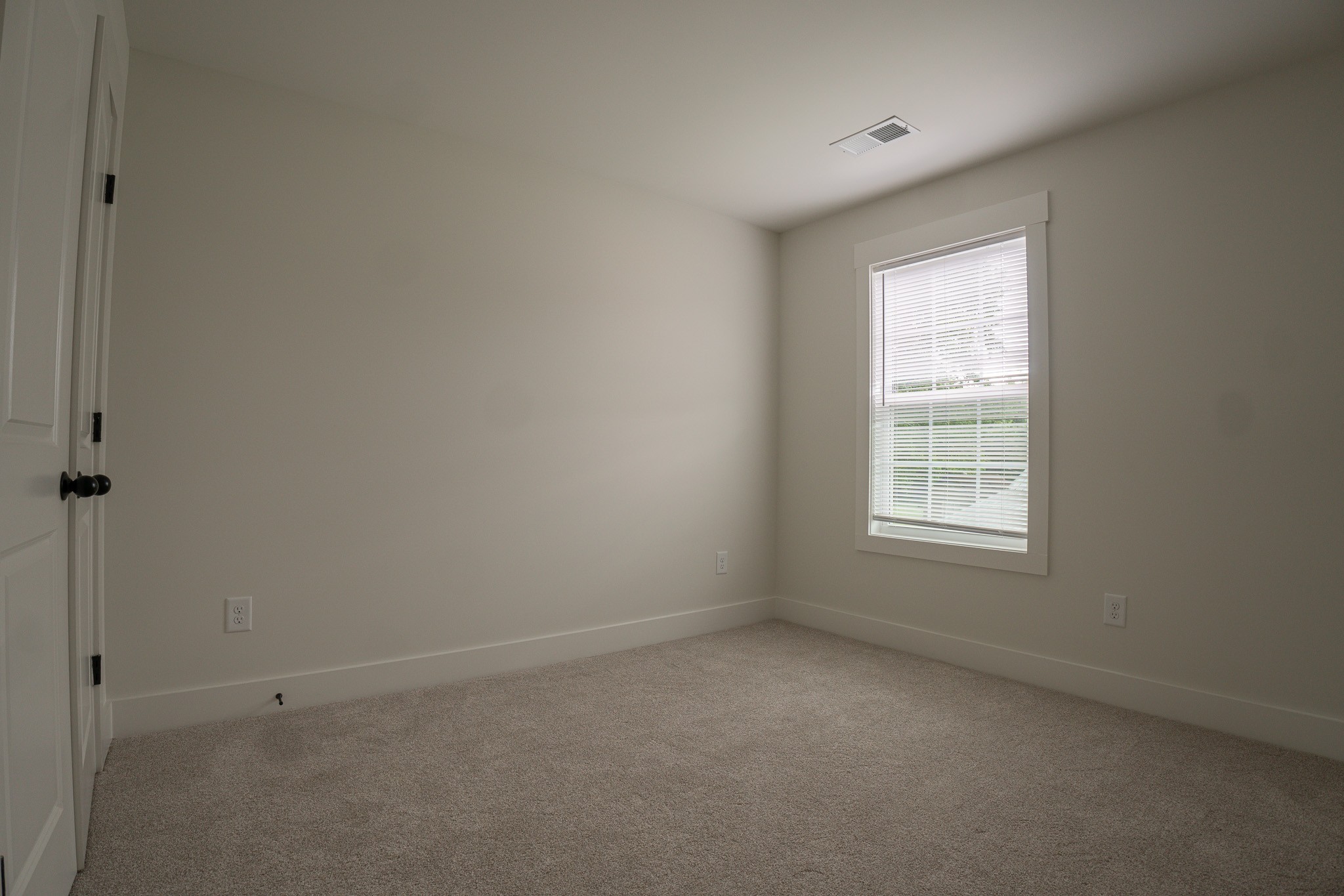 114 Wix Avenue, Unit B Portland, TN 37148 - Photo 10 of 13 an empty room with a window