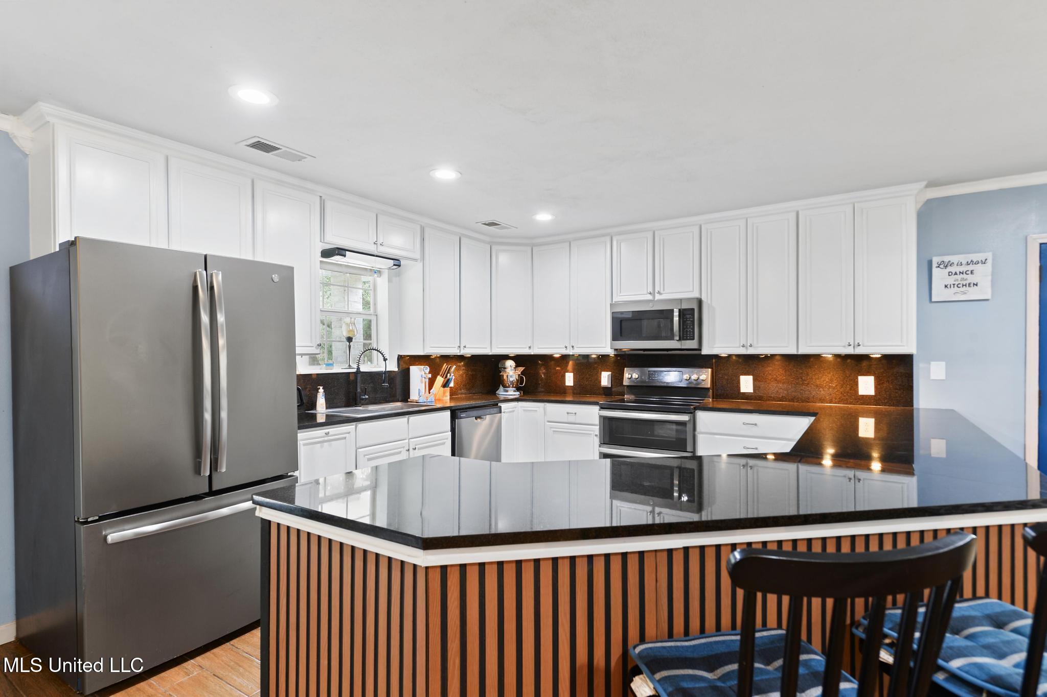 9091 Lark Street Bay St. Louis, MS 39520 - Photo 6 of 42 008