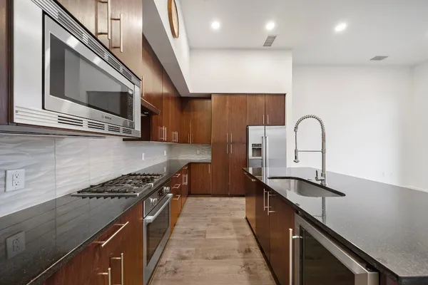 $2,000 | 4820 Caroline Street, Unit 507, Houston, TX 77004