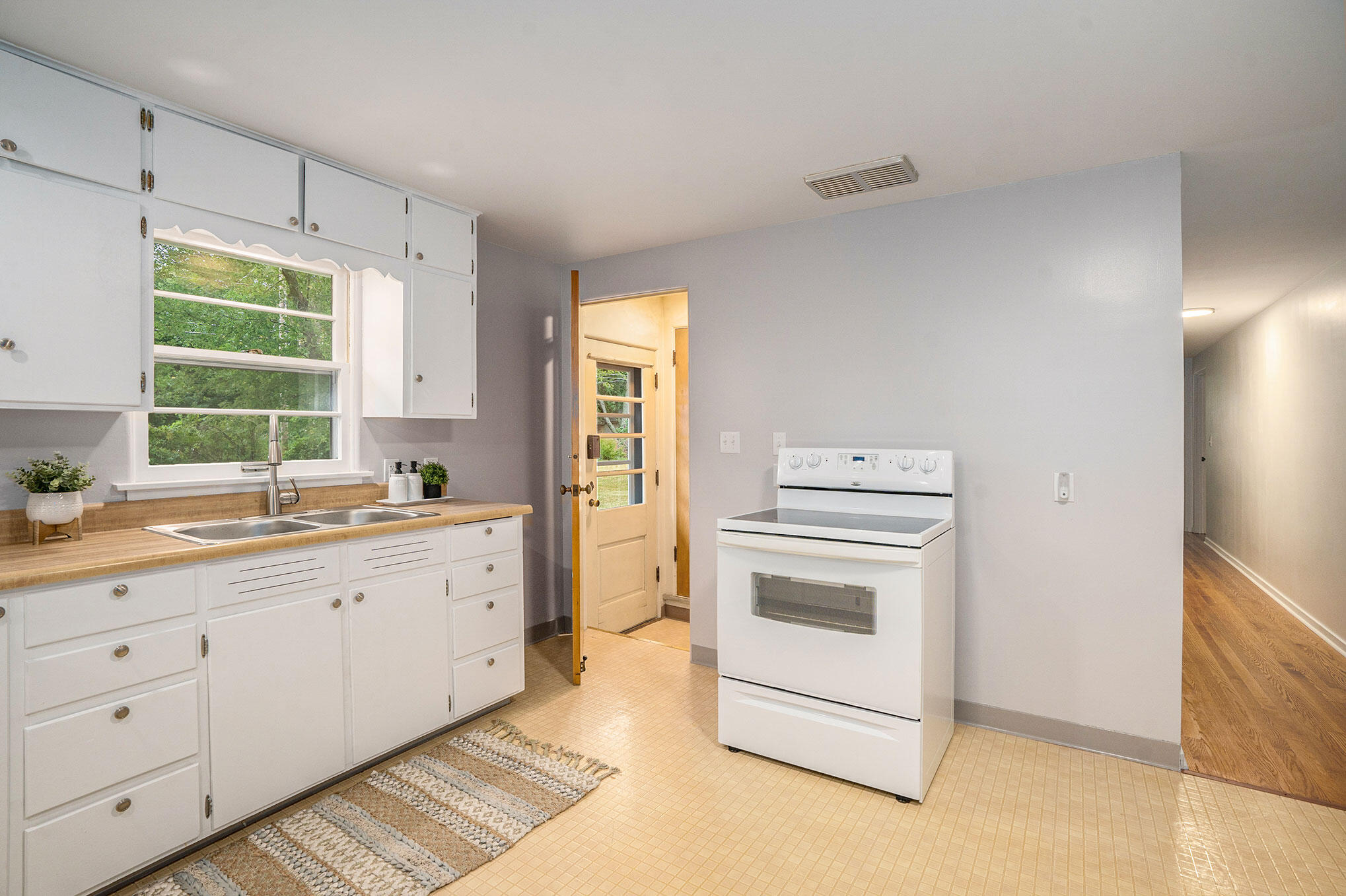 1559 Hadley Road Benton Harbor, MI 49022 - Photo 11 of 30 Kitchen