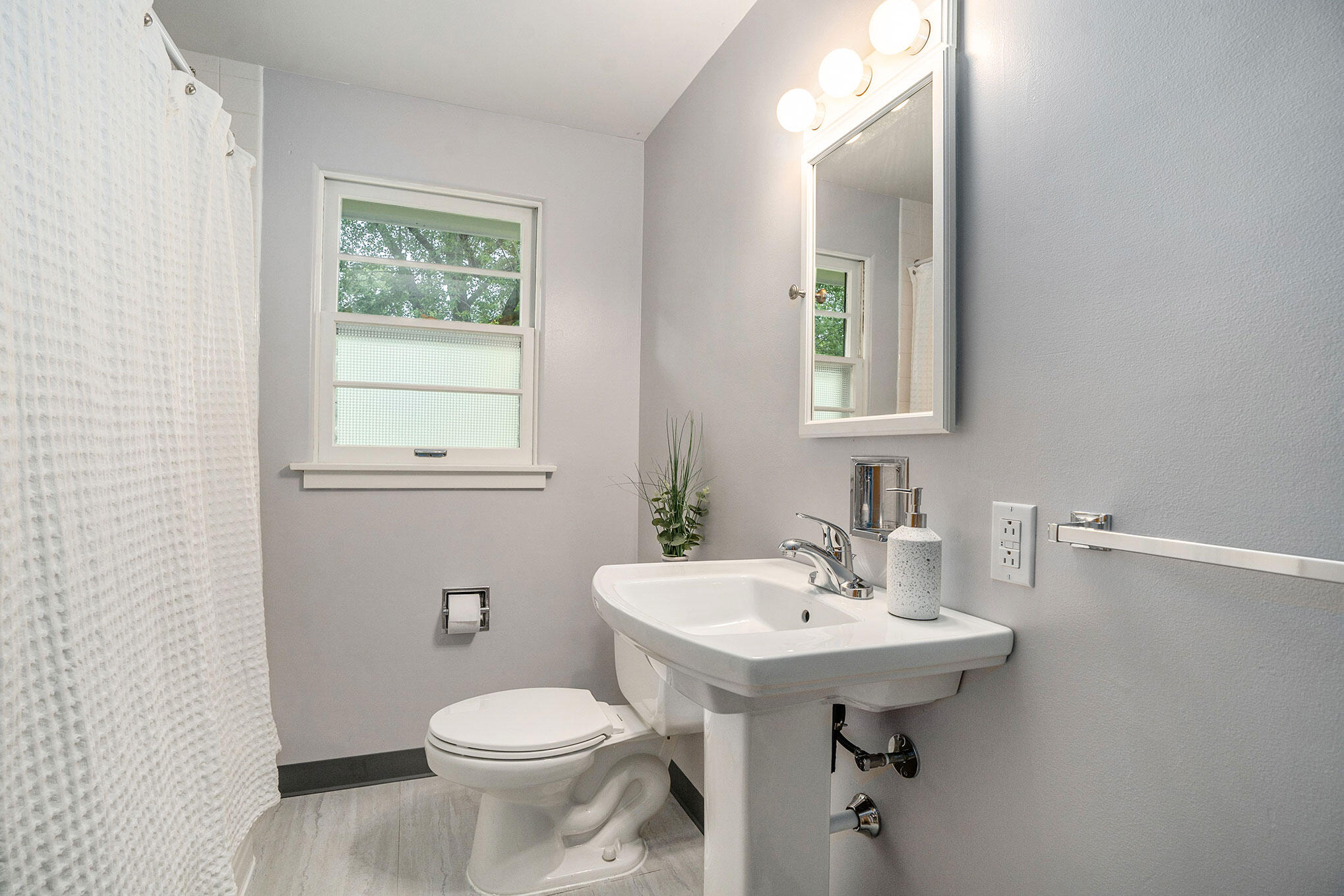 1559 Hadley Road Benton Harbor, MI 49022 - Photo 16 of 30 Bathroom