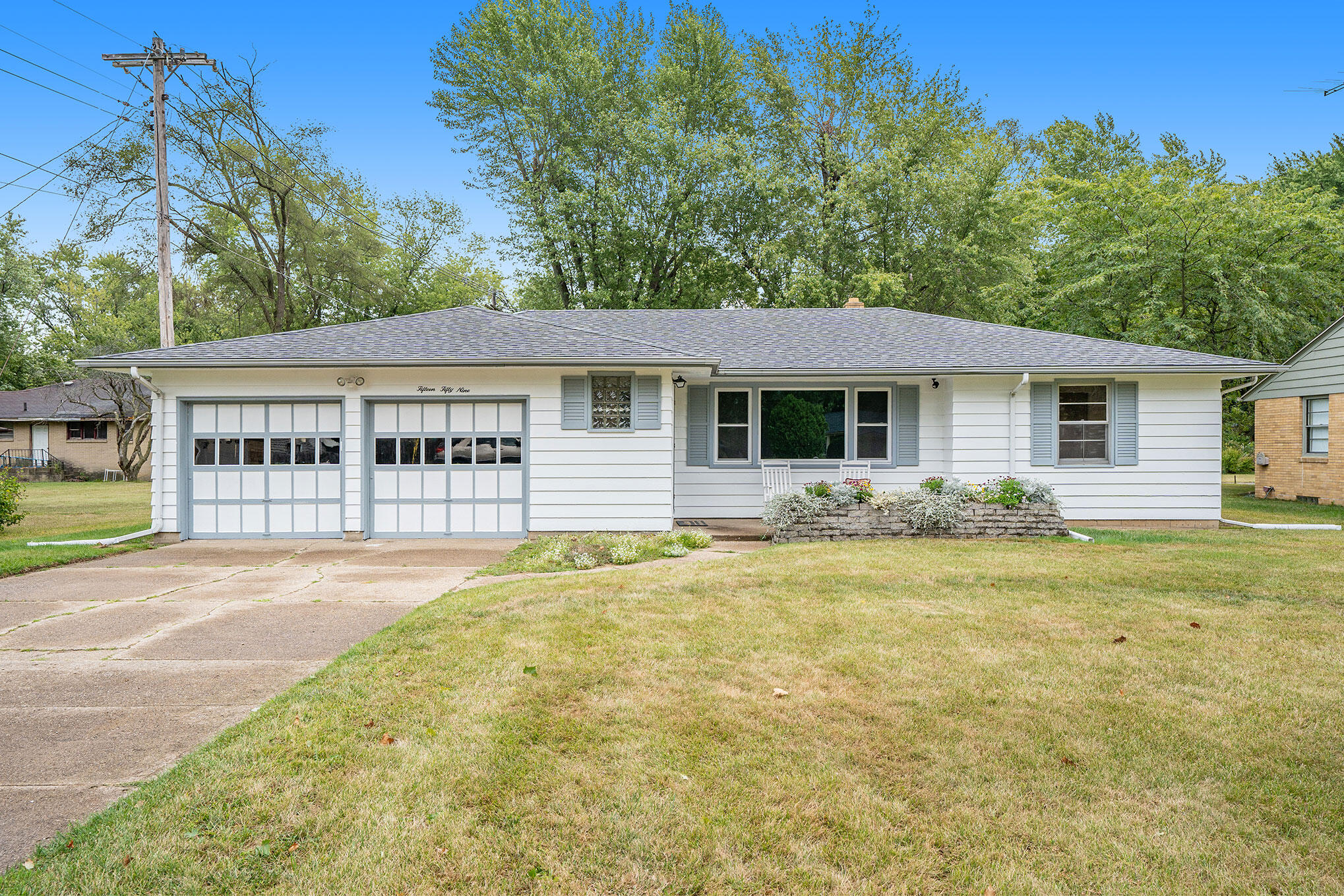 1559 Hadley Road Benton Harbor, MI 49022 - Photo 2 of 30 Front view of house
