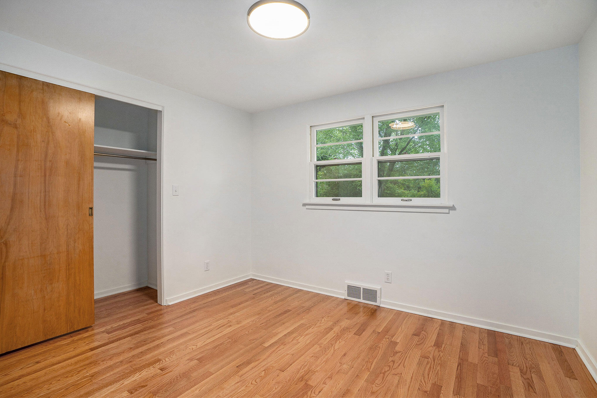1559 Hadley Road Benton Harbor, MI 49022 - Photo 18 of 30 Third Bedroom