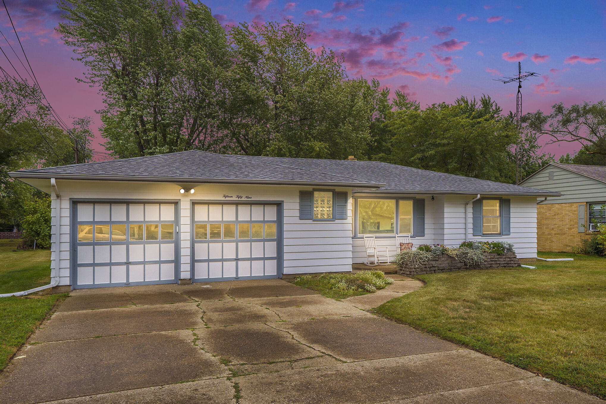 1559 Hadley Road Benton Harbor, MI 49022 - Photo 3 of 30 Twilight front view of house