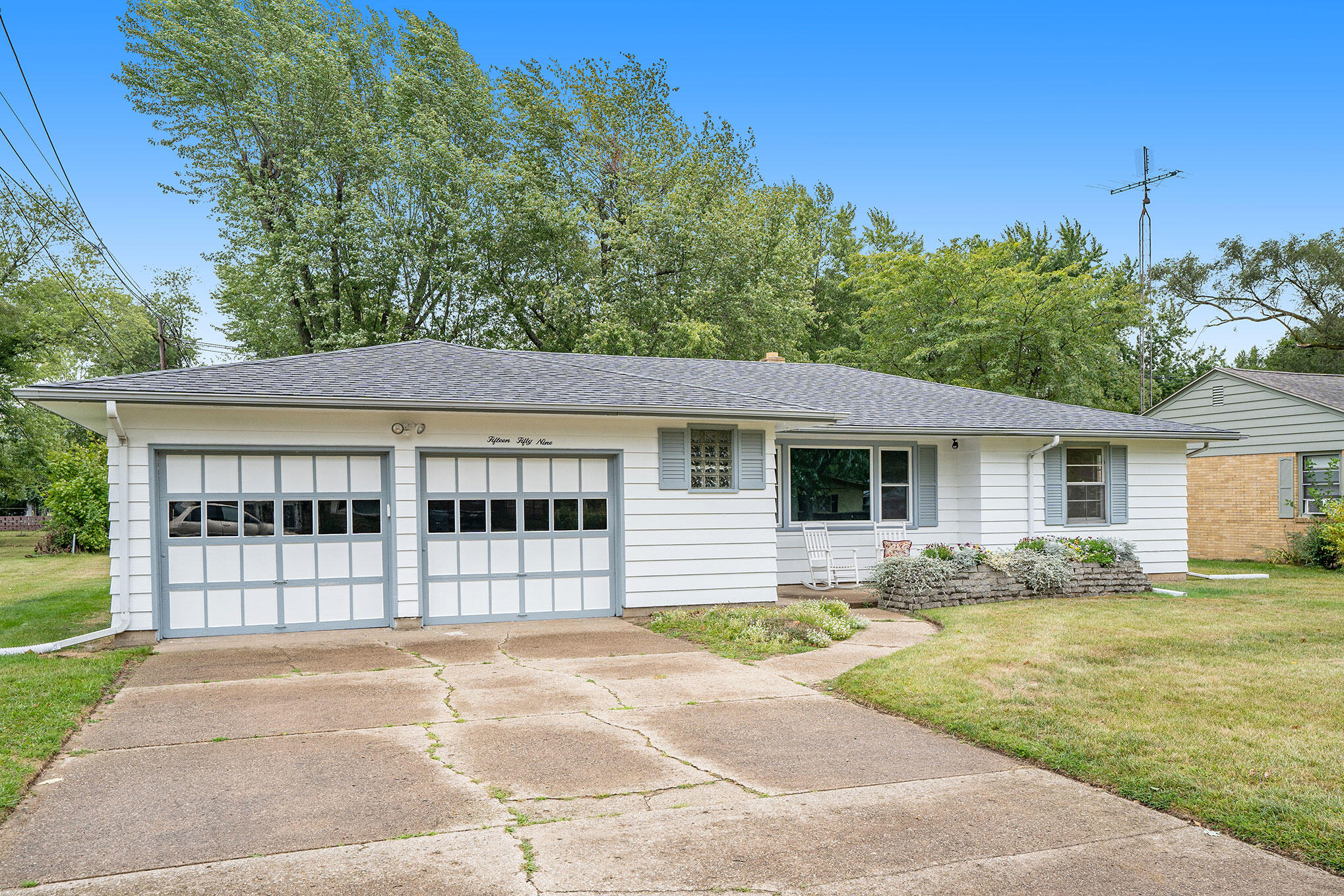 1559 Hadley Road Benton Harbor, MI 49022 - Photo 4 of 30 Front view of house