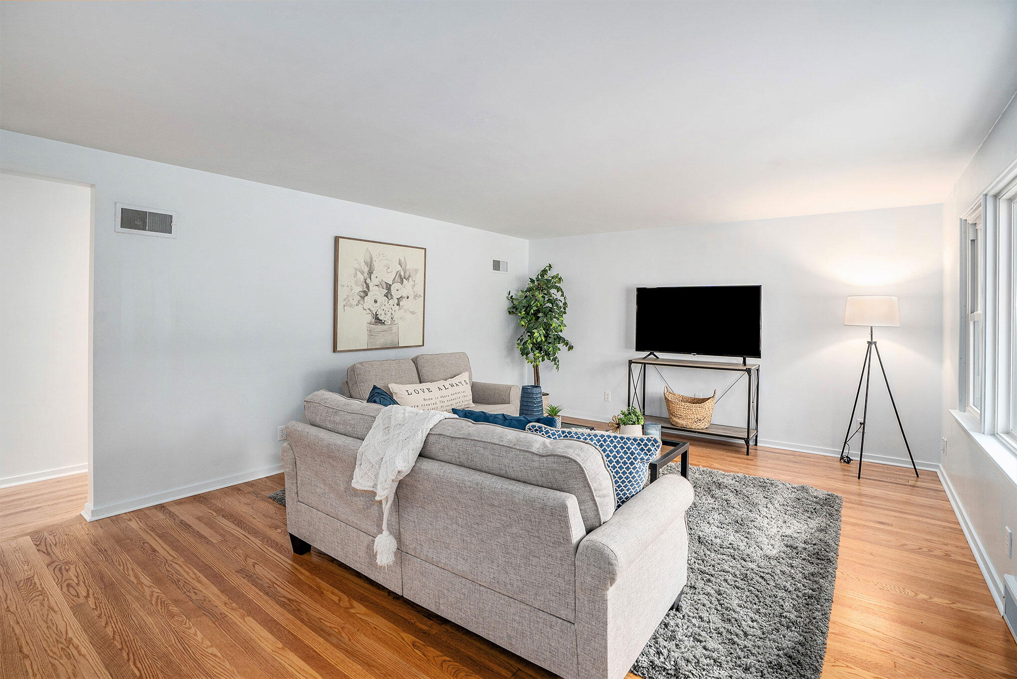 1559 Hadley Road Benton Harbor, MI 49022 - Photo 6 of 30 Living room