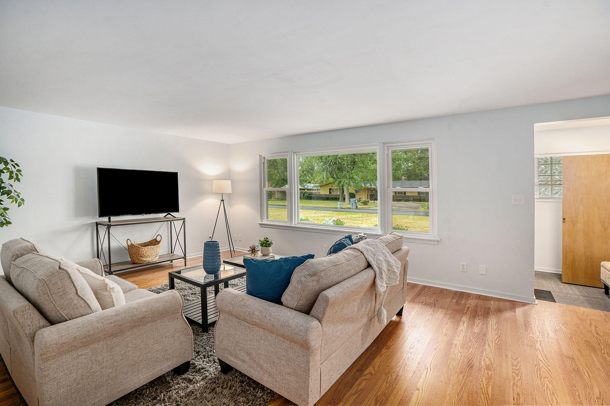1559 Hadley Road Benton Harbor, MI 49022 - Photo 7 of 30 Living room