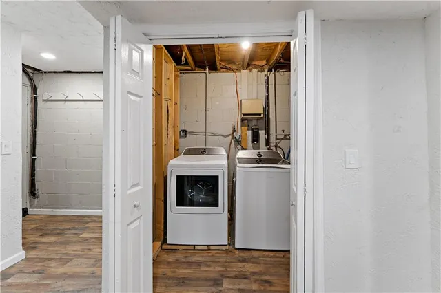 a view of backyard and trees
