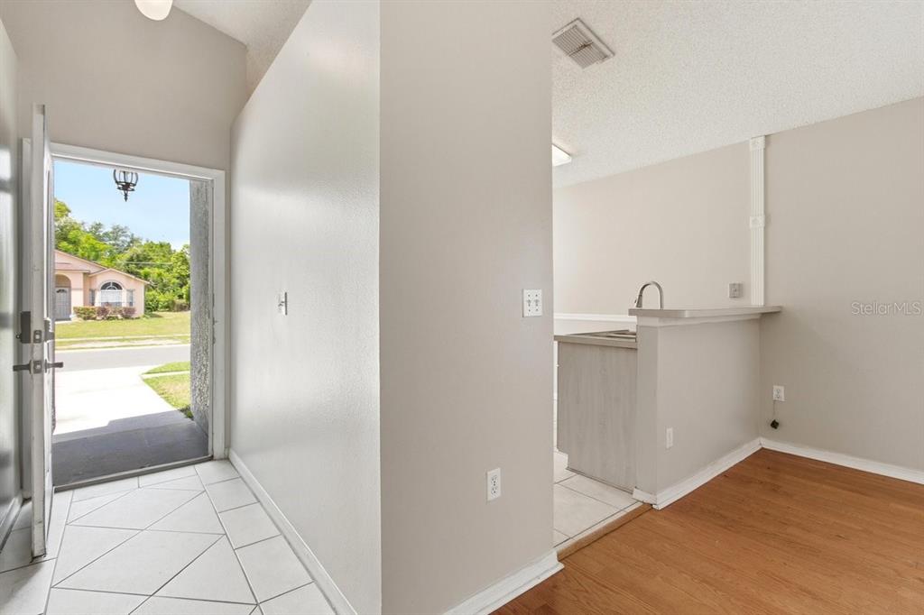 1537 Ridge Pointe Drive Orlando, FL 32808 - Photo 6 of 37