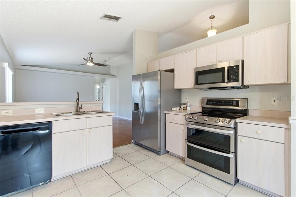 1537 Ridge Pointe Drive Orlando, FL 32808 - Photo 10 of 37