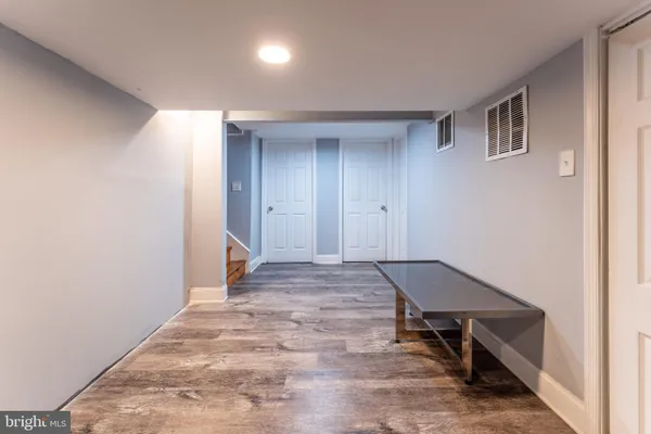 a view of a livingroom with furniture and an entryway