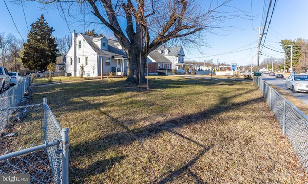 a view of residential houses with yard