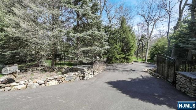 202 Chestnut Ridge Road Saddle River, NJ 07458 - Photo 4 of 50