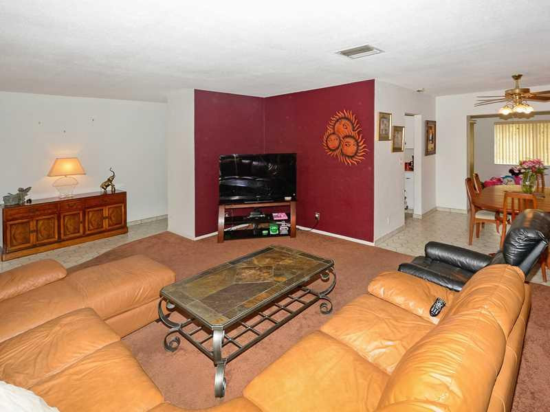 6901 Northwest 95th Terrace Tamarac, FL 33321 - Photo 11 of 27 Family/Great Room.