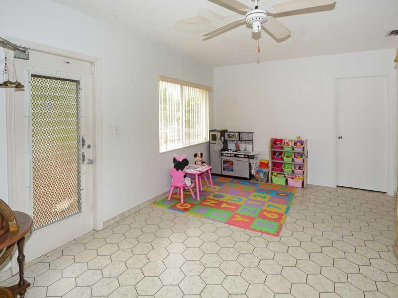 6901 Northwest 95th Terrace Tamarac, FL 33321 - Photo 13 of 27 Living Room.