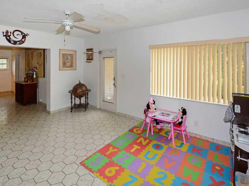 6901 Northwest 95th Terrace Tamarac, FL 33321 - Photo 14 of 27 Living Room.