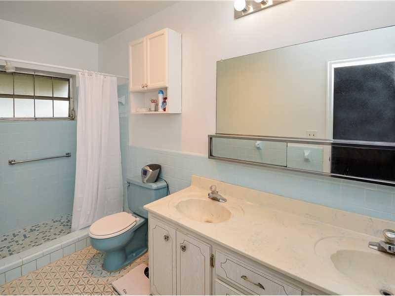 6901 Northwest 95th Terrace Tamarac, FL 33321 - Photo 20 of 27 Bathroom.