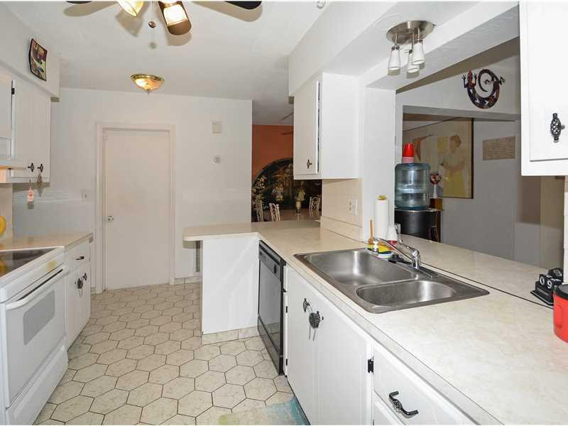 6901 Northwest 95th Terrace Tamarac, FL 33321 - Photo 5 of 27 Kitchen.