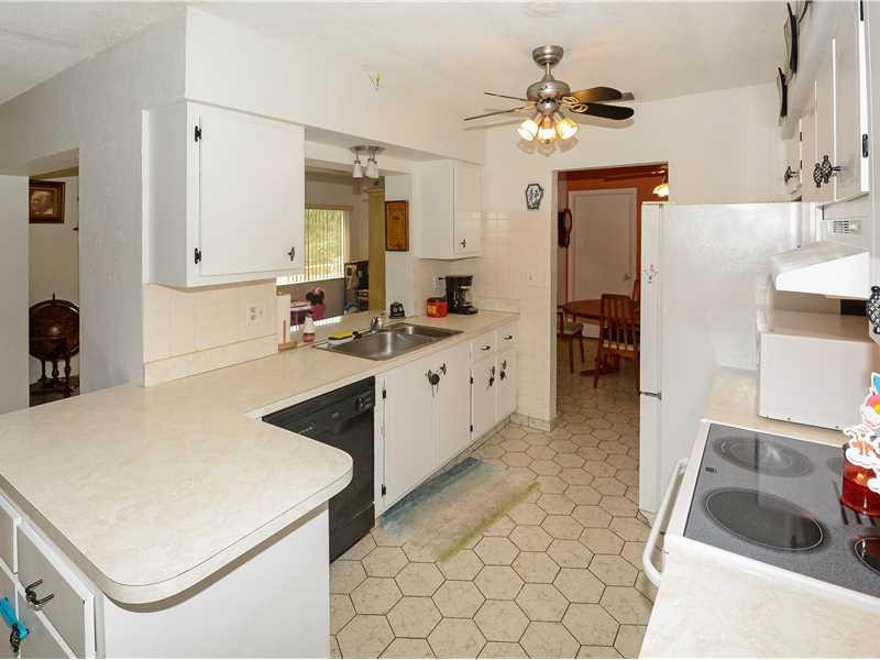 6901 Northwest 95th Terrace Tamarac, FL 33321 - Photo 6 of 27 Kitchen.