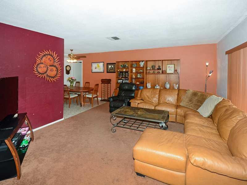 6901 Northwest 95th Terrace Tamarac, FL 33321 - Photo 10 of 27 Family/Great Room.