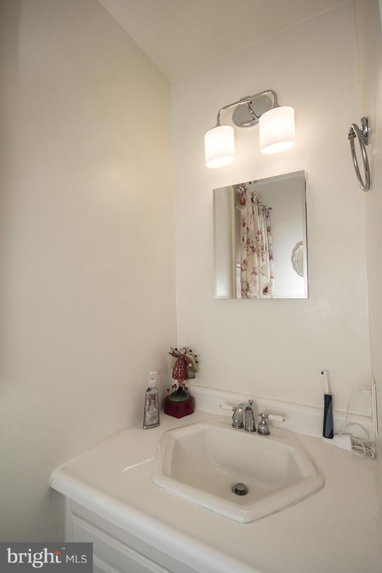 303 3rd Street Baltimore, MD 21206 - Photo 20 of 25 Bath