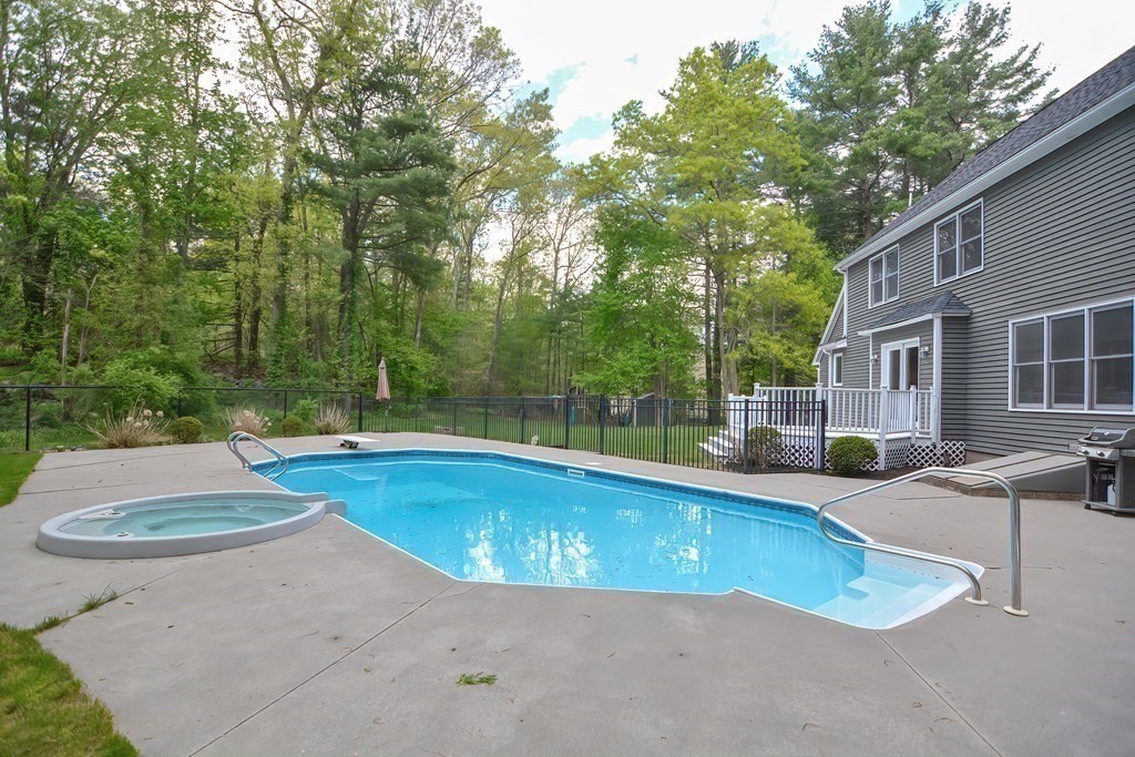 4 Bubbling Brook Road Franklin, MA 02038 - Photo 4 of 38 Gallery Image 4