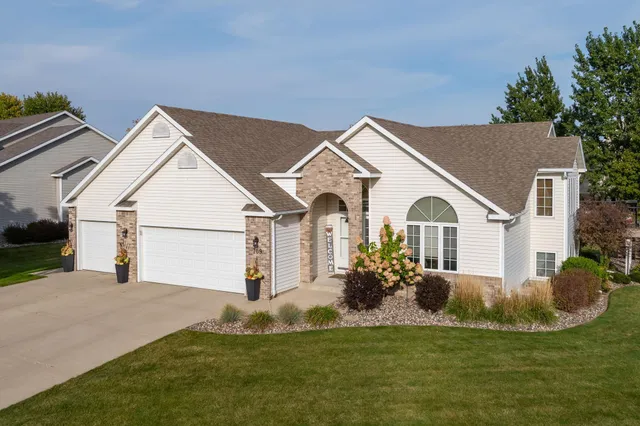 $459,900 | 709 Greenhaven Lane Northeast, Owatonna, MN 55060